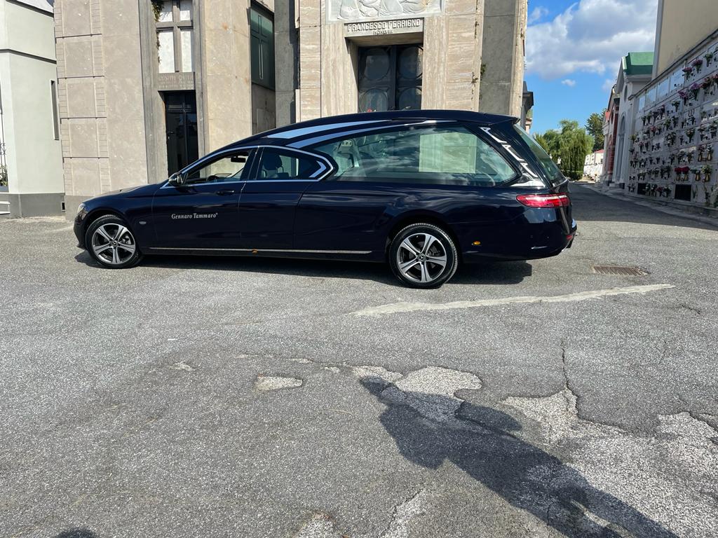 Auto funebre Mercedes blu – onoranze funebri Napoli